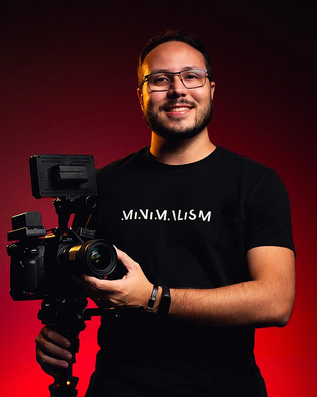 Lucas Gonçalves segurando uma câmera de cinema